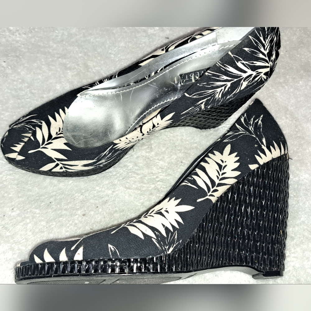 Womens Nine West Wedge Shoe Black and cream Tropical Print sz 10